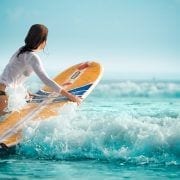 Anímate a comprar este equipo para surfear y cabalga tu primera ola