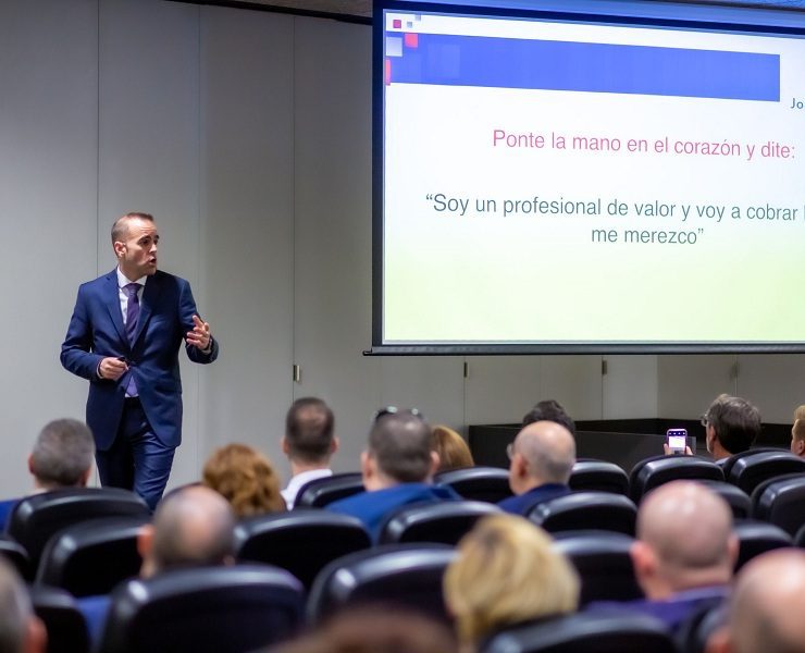 Deseas conocer todo lo que el mentor de éxito Josue Gadea ha aprendido durante su carrera